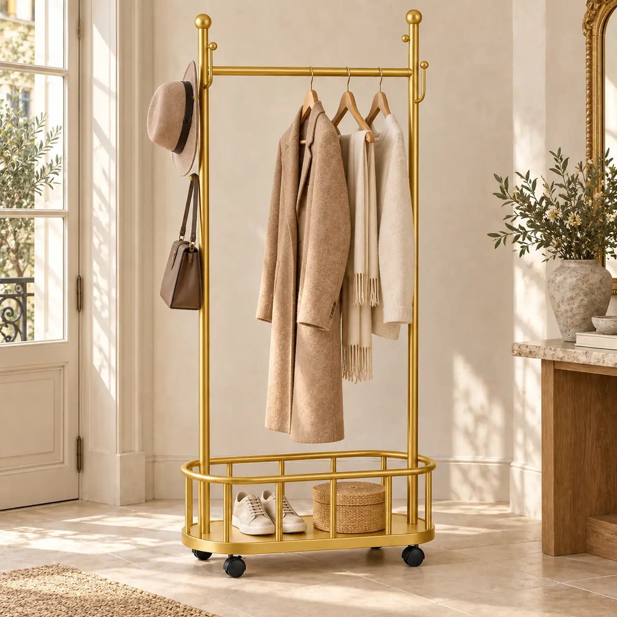 Porte-manteau sur pied métal doré 60 cm - portant à roulettes - mise en scène dans une entrée Image