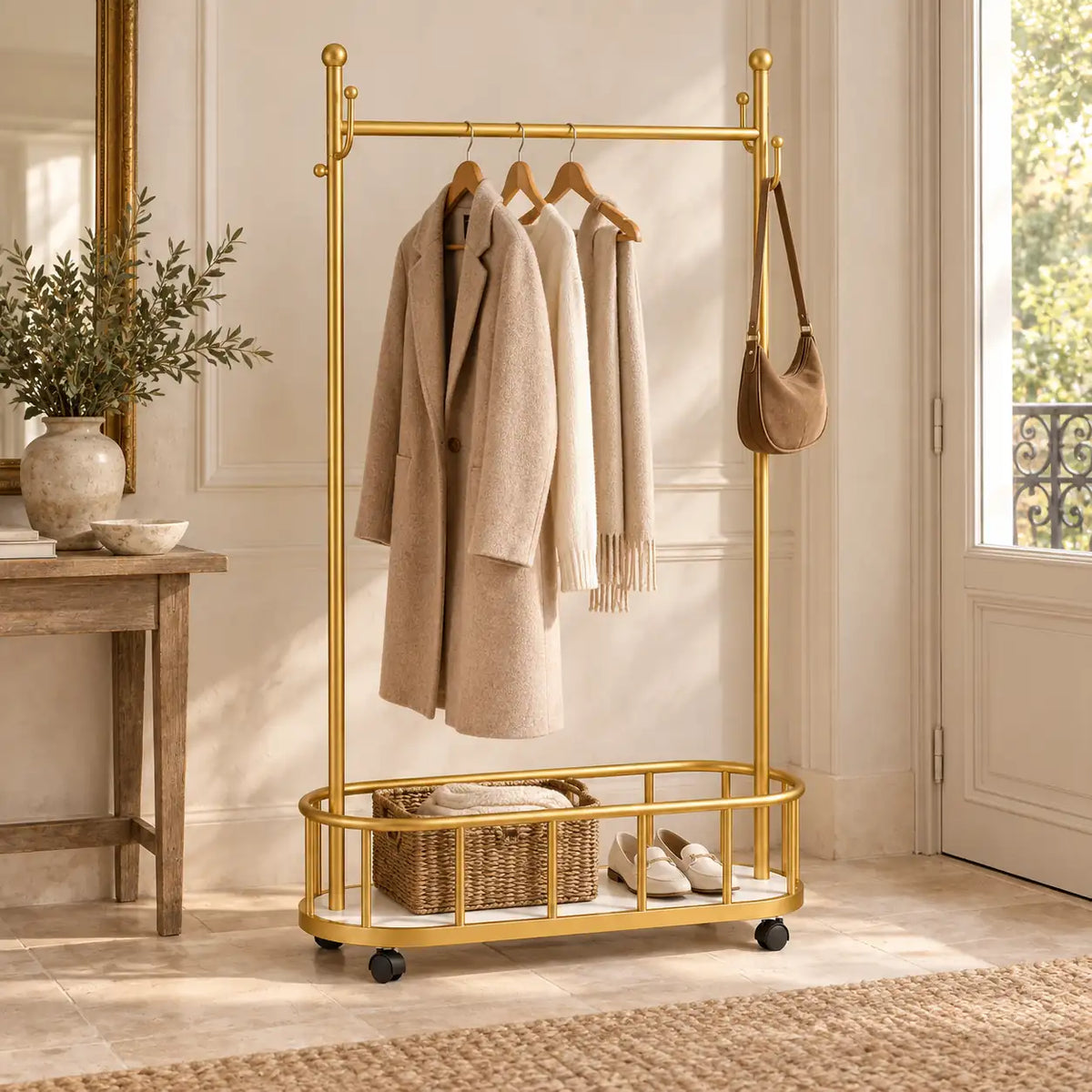 Porte-manteau sur pied métal doré 80 cm - portant à roulettes - mise en scène dans une entrée