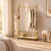Porte-manteau sur pied métal doré 80 cm - portant à roulettes - ambiance dans un dressing contemporain