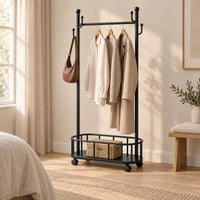 Porte-manteau sur pied métal noir 60 cm - portant à roulettes - ambiance dans un dressing contemporain