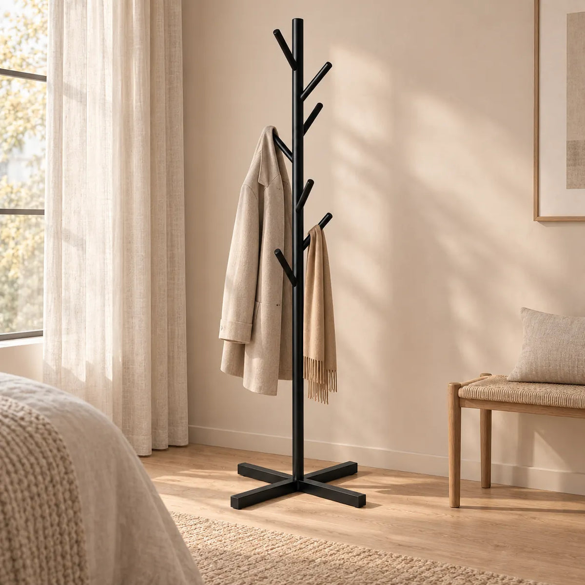 Porte-manteau sur pied noir arbre 8 crochets - ambiance dans un dressing contemporain