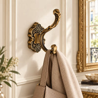 Crochet mural baroque antique - mise en scène dans une entrée parisienne