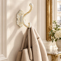 Crochet mural baroque blanc - mise en scène dans une entrée parisienne