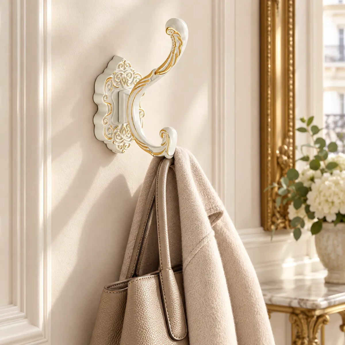Crochet mural baroque blanc - mise en scène dans une entrée parisienne