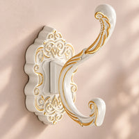 Crochet mural baroque blanc - détail du métal sculpté et des finitions
