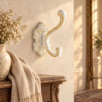 Crochet mural baroque blanc - ambiance dans un couloir vintage