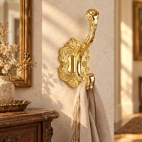 Crochet mural baroque doré - ambiance dans un couloir vintage