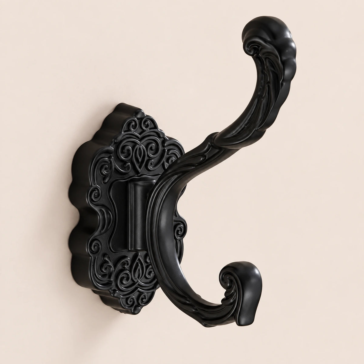 Crochet mural baroque noir - vue principale sur fond beige