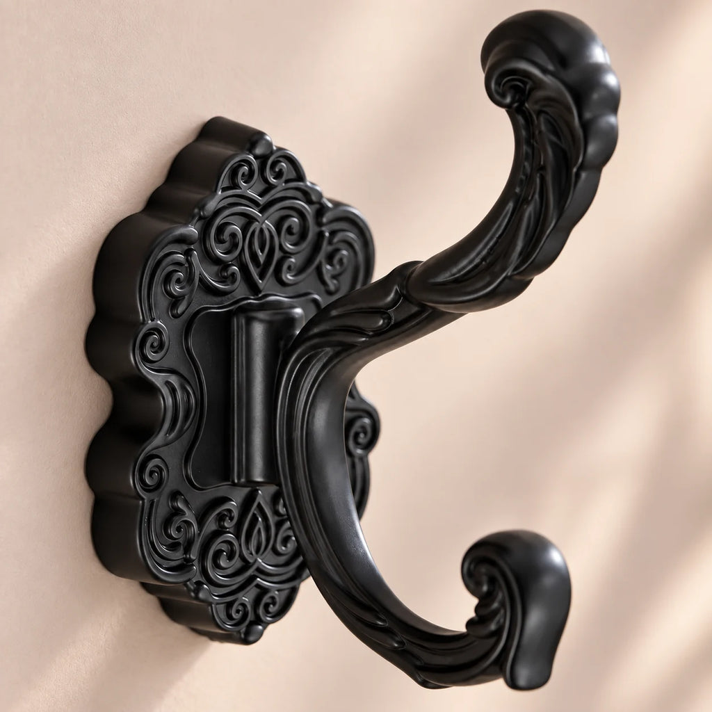 Crochet mural baroque noir - détail du métal sculpté et des finitions