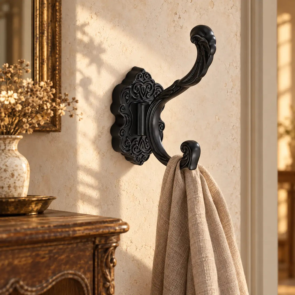 Crochet mural baroque noir - ambiance dans un couloir vintage